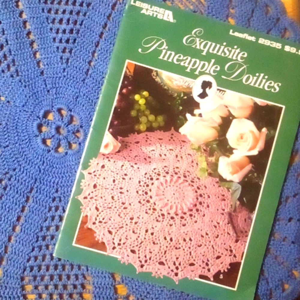 Wedgewood blue pineapple doillie and exquisite pineapple doilies pattern book
